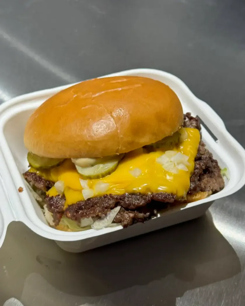 Burger cu cheddar în cutia de livrare: poza de pe tejghea și varianta Food Explosion, înainte
