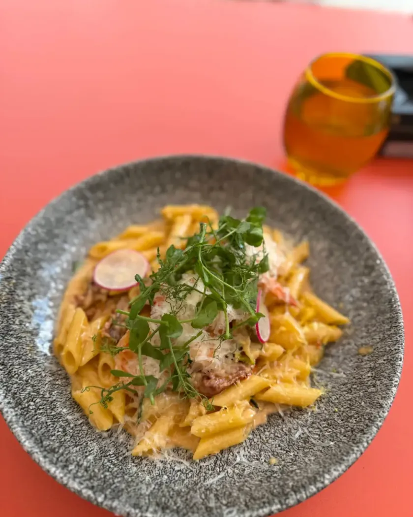 Penne cu creveți: poza obișnuită și varianta Food Explosion, cu pastele și creveții sărind din farfurie, înainte