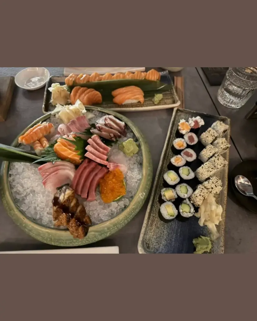 Platou de sushi și sashimi: poza de sus, de pe masă, și cadrul Food Explosion, cu bucățile ridicate deasupra platoului, înainte